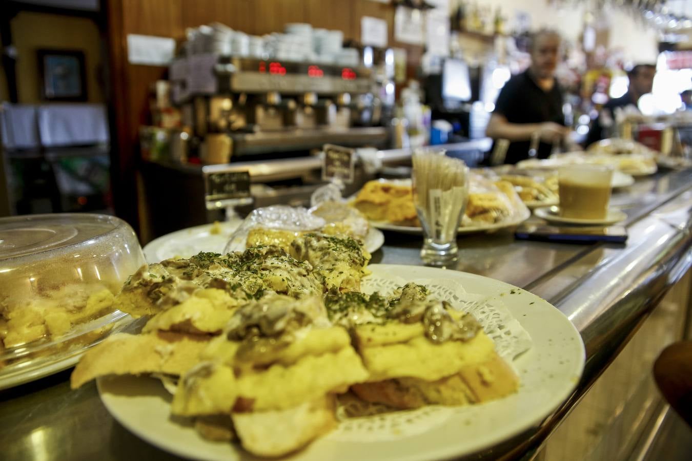 Pinchos del restaurante El Haya, parada obligatoria para muchos viajeros que buscan reponer fuerzas.