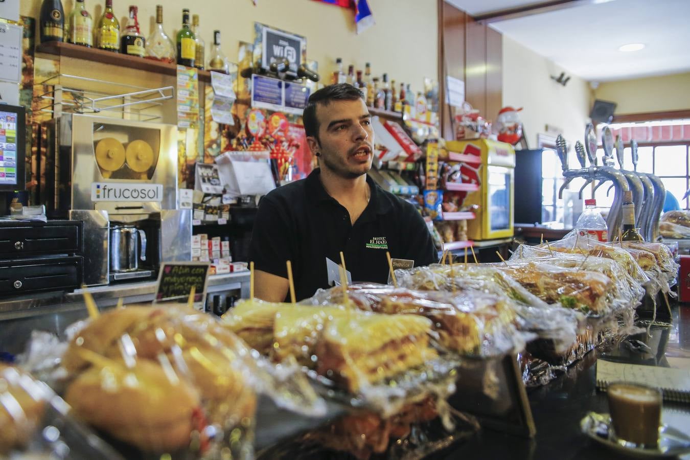 Roberto, de Matienzo, es uno de los camareros que atiende a los clientes.