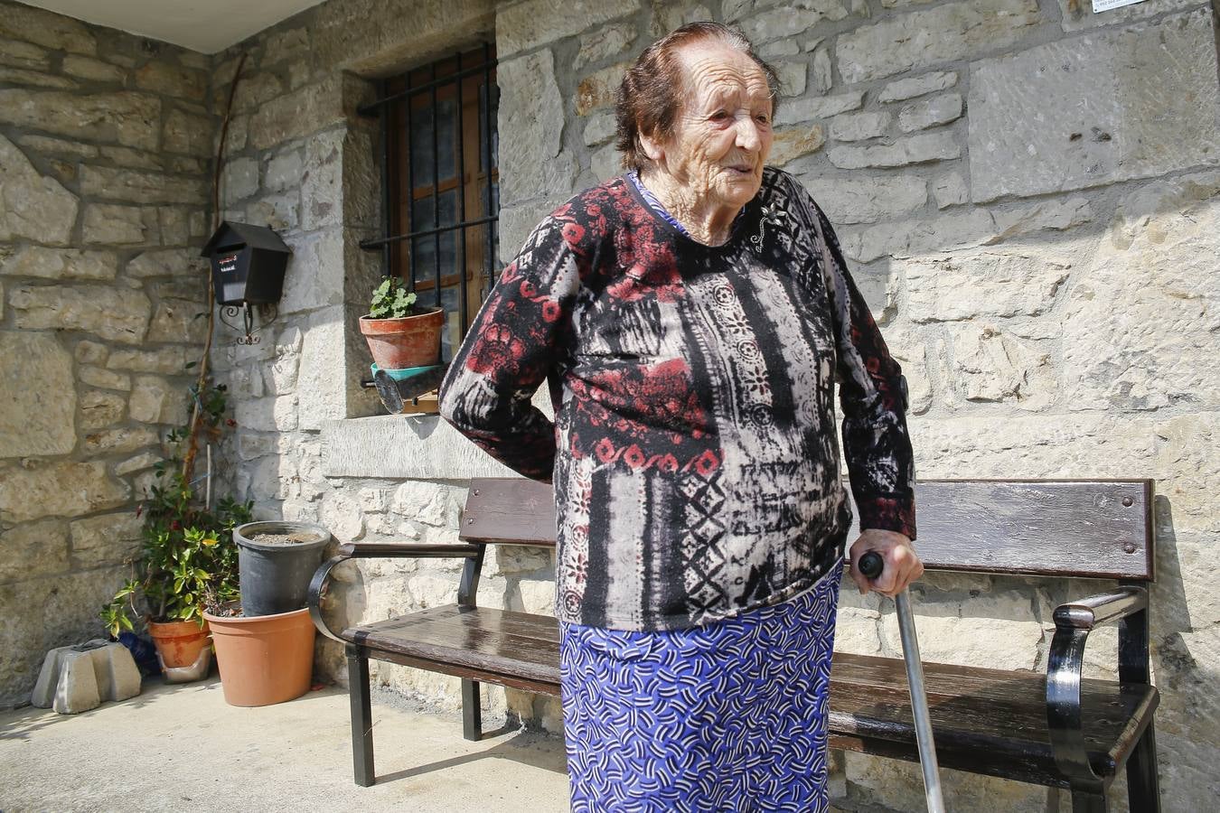 Laura García, a sus 102 años, es la abuela del municipio. Derrocha vitalidad y una gran energía física.