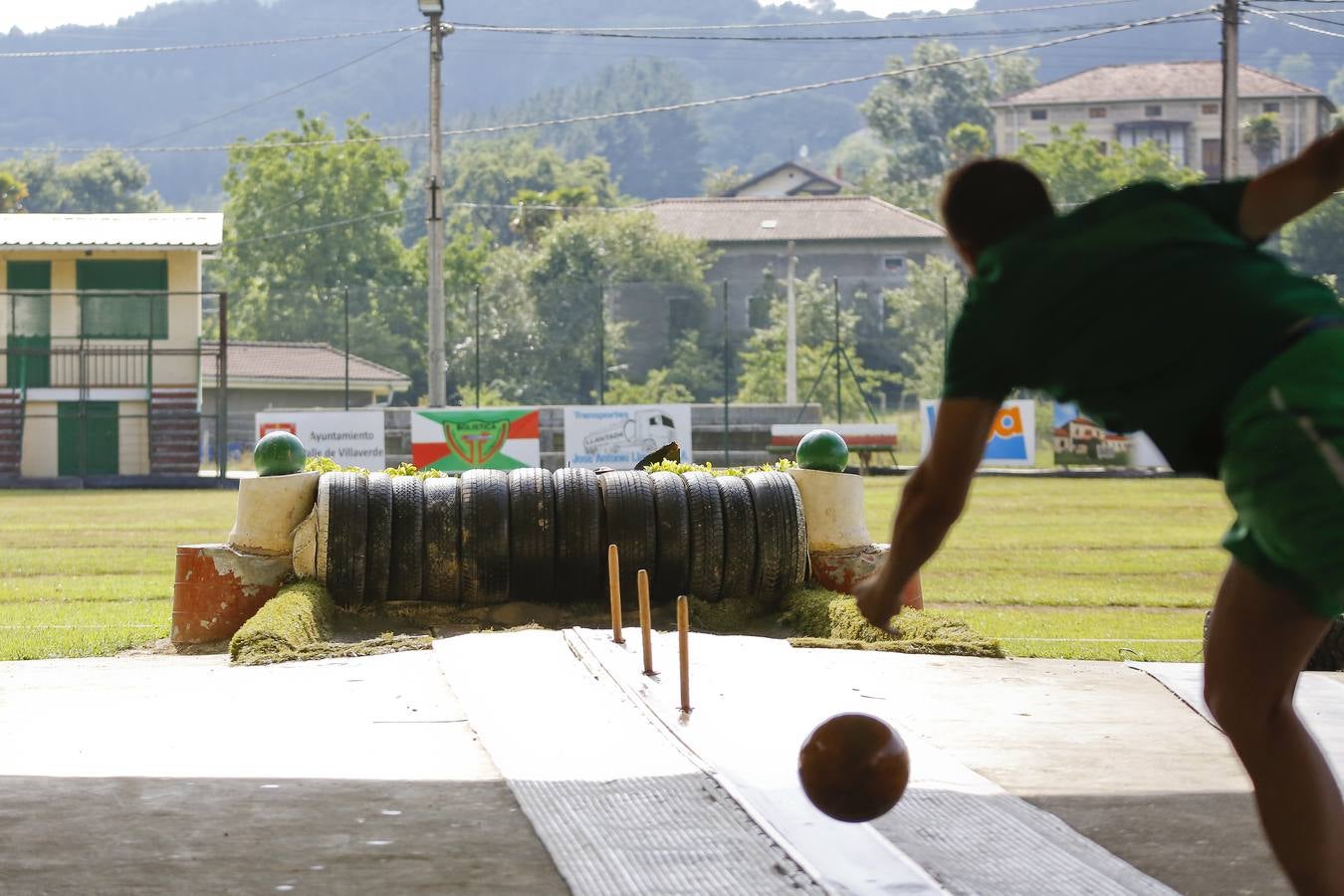 El objetivo es lanzar los tres bolos lo más lejos posible.