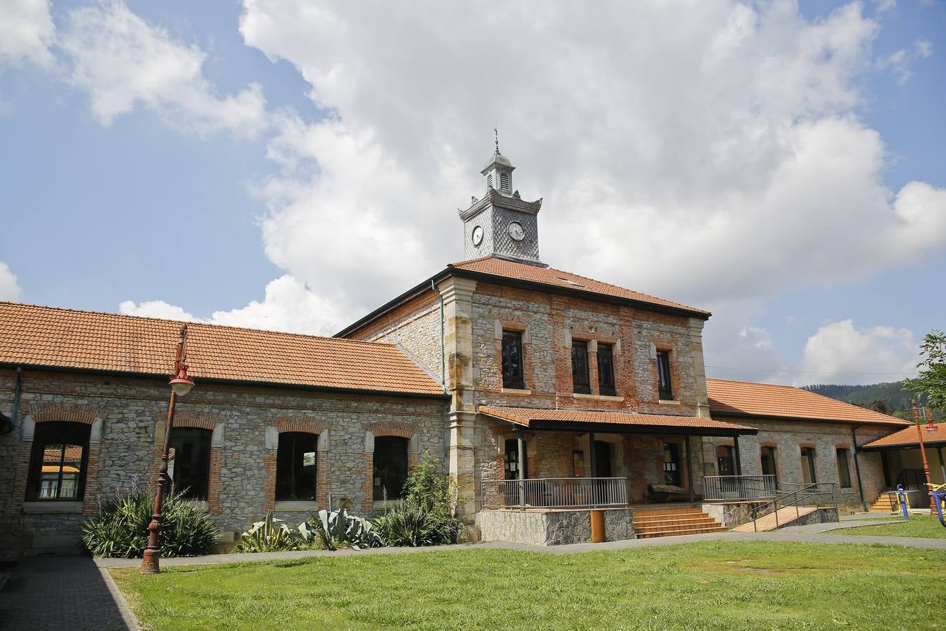 Antiguas escuelas que ahora acogen el museo etnográfico.