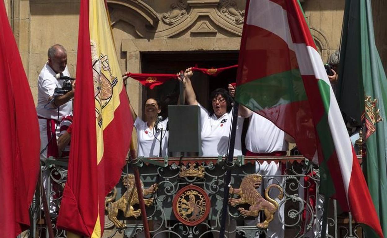 Balcón del Ayuntamiento de Pamplona en el chupinazo de San Fermín. 