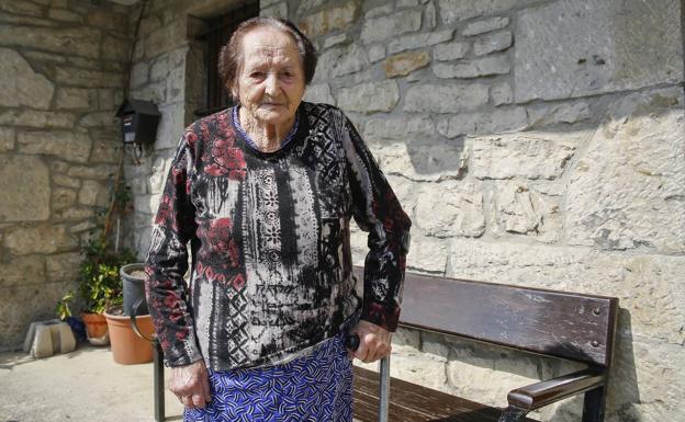 Laura García luce espléndida a sus 102 años. Derrocha vitalidad y una memoria prodigiosa.