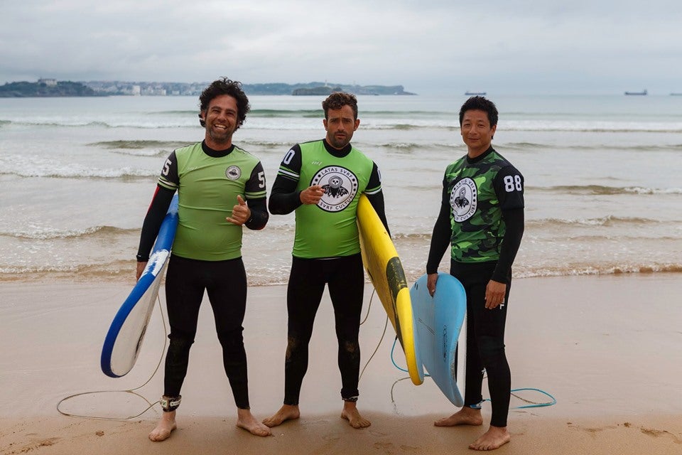 El actor Alberto Jo Lee, junto al artista Carlos Toledo y Marc Framepol, director del portal de Surf TodoSurf.com en Europa.