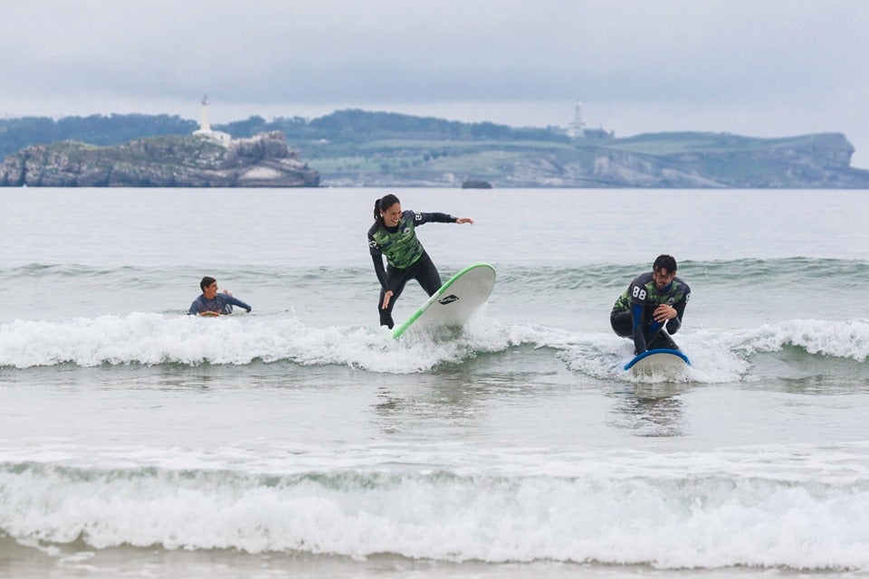 Mireia Canal y Felipe López descubriendo el mundo del surf.