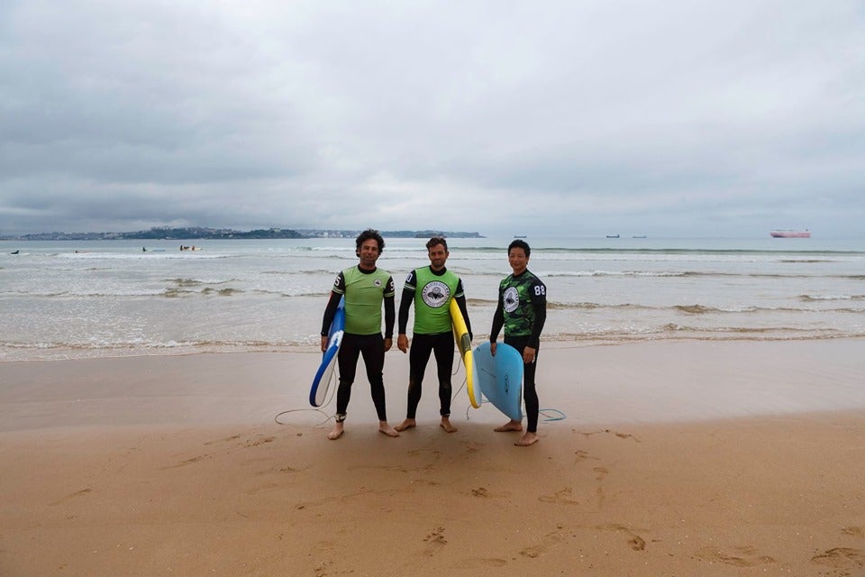 El actor Alberto Jo Lee, junto al artista Carlos Toledo y Marc Framepol, director del portal de Surf TodoSurf.com en Europa.