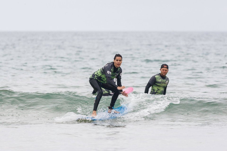 La actriz Iris Lezcano visitó Cantabria y disfrutó de un tiempo de olas y amigos.