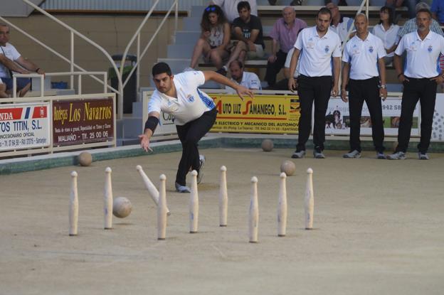 Javi Puente birla para J. Cuesta durante el partido de ayer en Maliaño. :: 