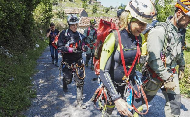 Las tres espeleólogas, ya en la superficie, nada más abandonar la cueva en Arredondo. 