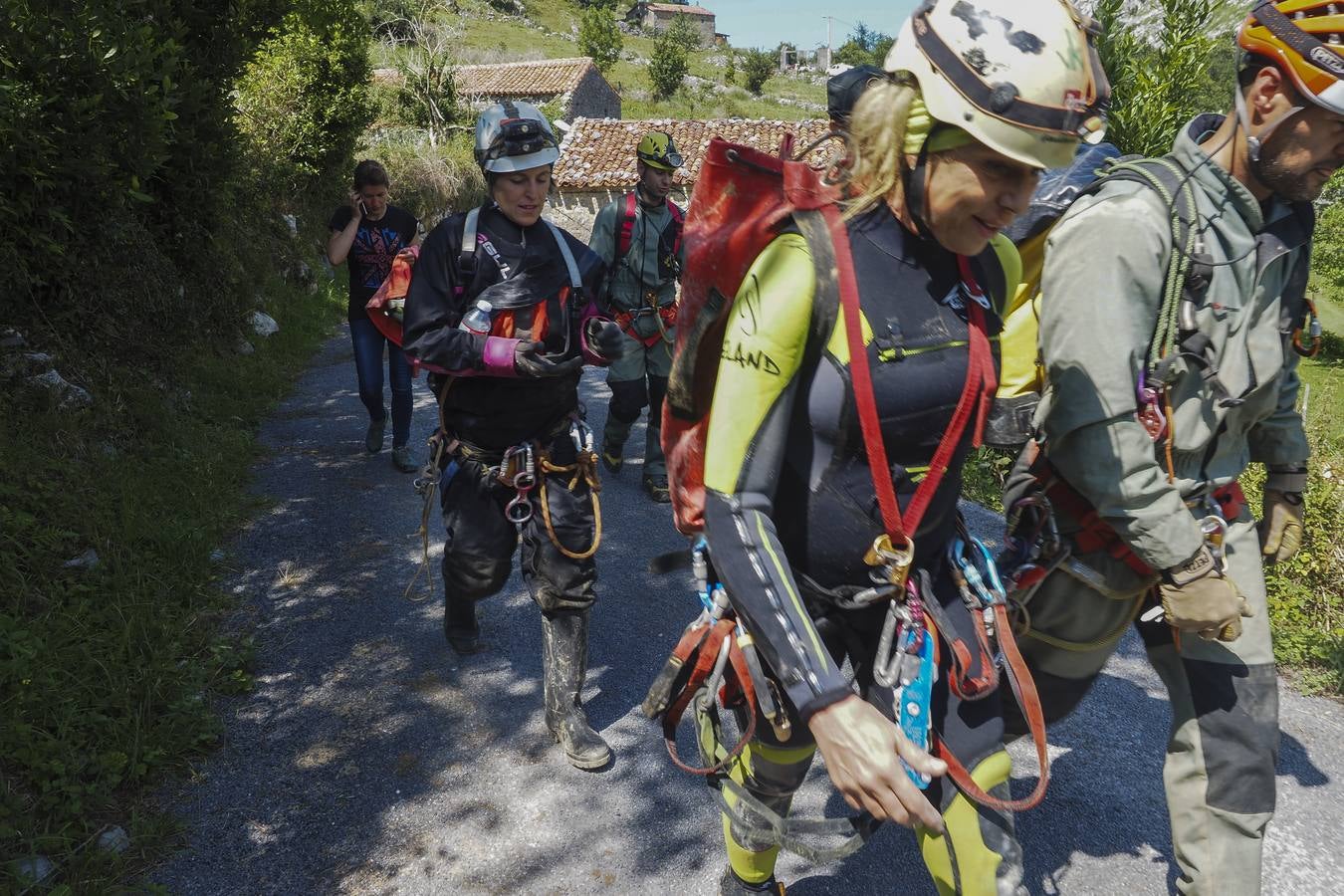 Las tres mujeres, exhaustas, fueron localizadas a doce horas de camino de la entrada cuando regresaban de manera penosa.