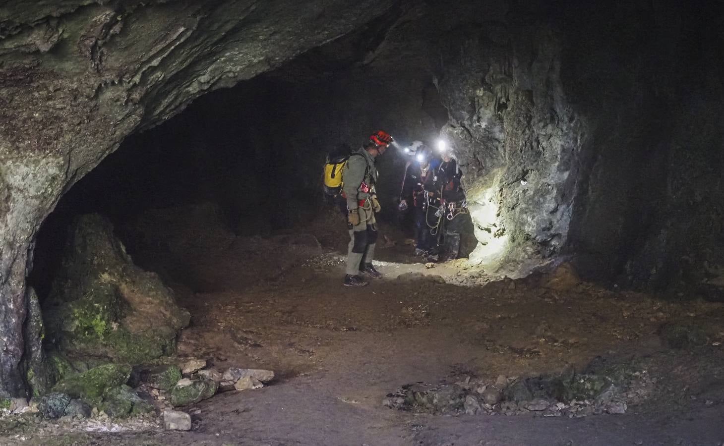 Las tres mujeres, exhaustas, fueron localizadas a doce horas de camino de la entrada cuando regresaban de manera penosa.