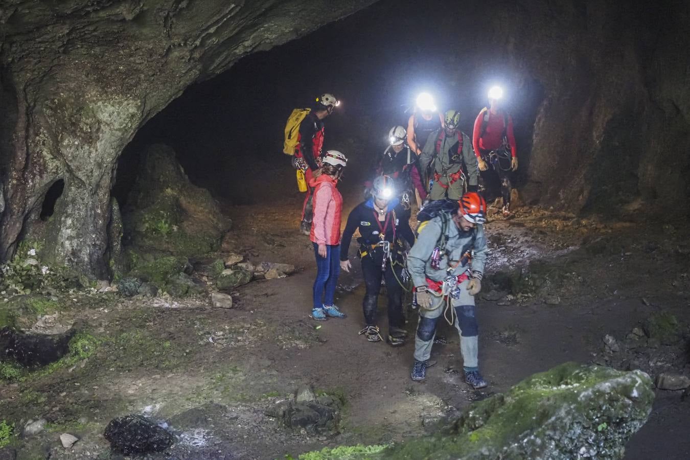 Las tres mujeres, exhaustas, fueron localizadas a doce horas de camino de la entrada cuando regresaban de manera penosa.