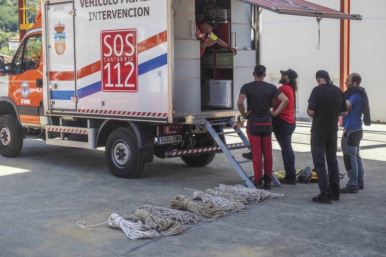 Las tres mujeres, exhaustas, fueron localizadas a doce horas de camino de la entrada cuando regresaban de manera penosa.