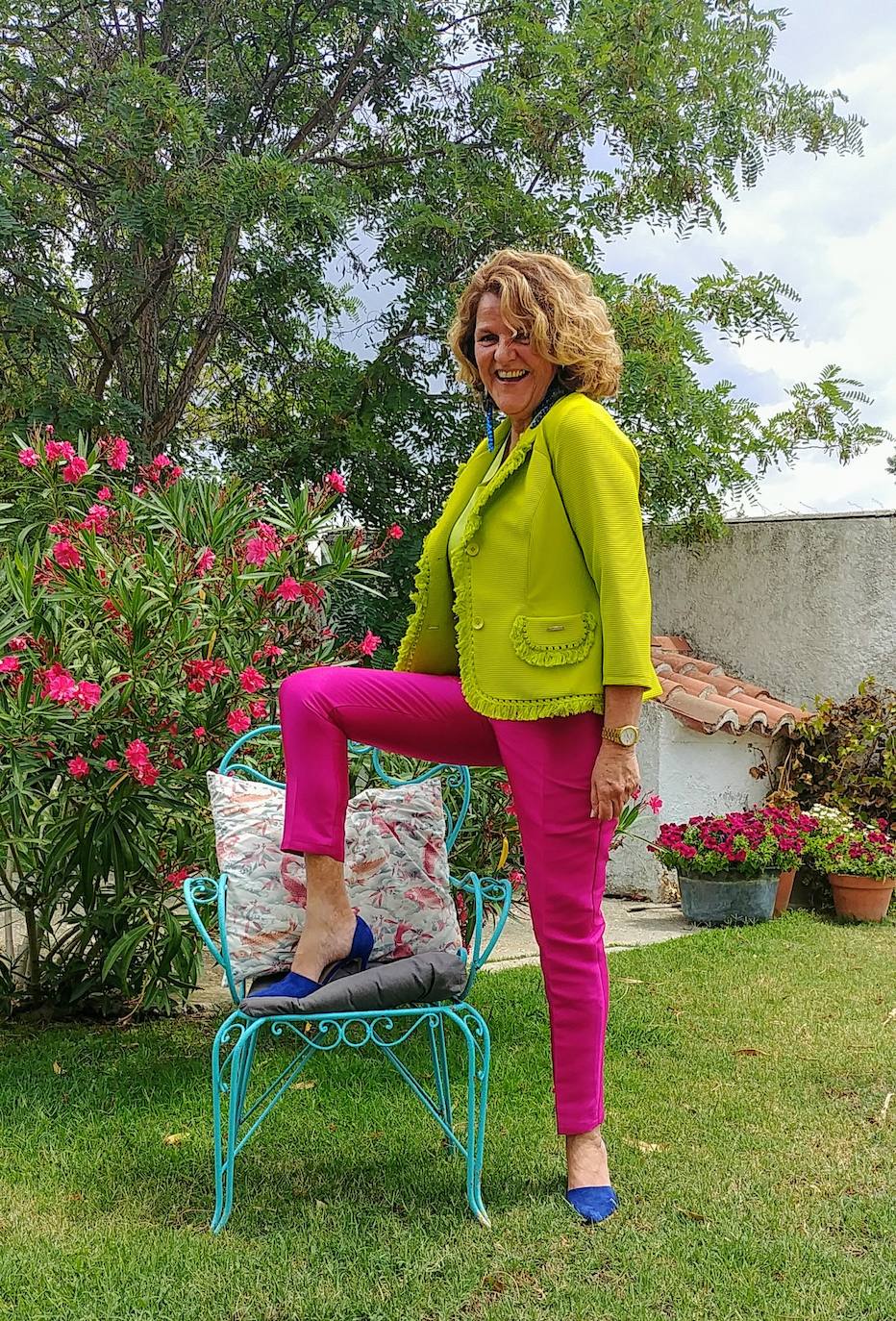 Carmen Basagoiti (@basagoiticarmen) representa una explosión de color con este estilismo, en el que combina su chaqueta en verde lima con un pantalón en rosa fucsia y complementos en azulón. Colores fuertes e intensos que dan buenas vibraciones a su propuesta.