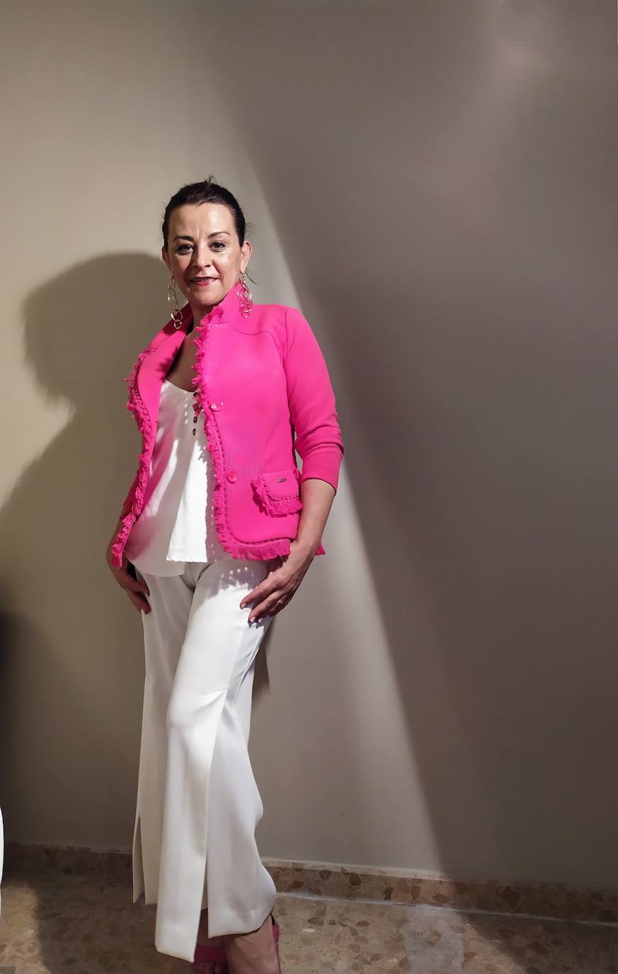 Rosa Recoba (@mary_rec) ha querido dar protagonismo a la chaqueta realizando un total look en blanco, al que sobrepone la prenda protagonista. Un top y un pantalón ancho en tono blanco con complementos en rosa. Una combinación de dos colores que es todo un acierto.