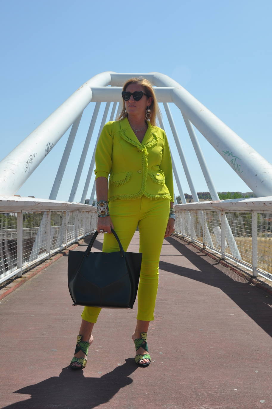 Nuria Sánchez (@sindarlanota) se decanta por un estilismo lleno de fuerza. Un 'total look' en el color de la chaqueta, que rompen las sandalias combinadas con otro tono de verde y el bolso. En este look Nuria nos transmite seguridad y estilo.