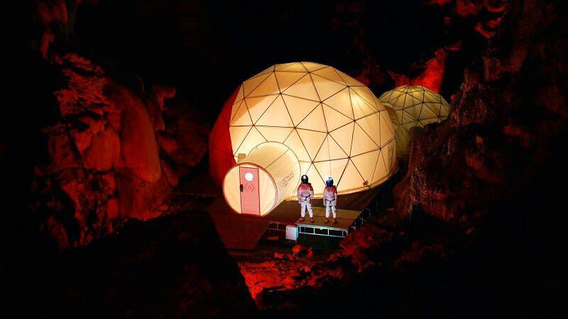 Comienza la primera misión en Astroland, la agencia española que realiza una experiencia espacial analógica desde una cueva de Cantabria | Cinco profesionales de diferentes nacionalidades forman parte de esta aventura y hasta el viernes vivirán en la cavidad