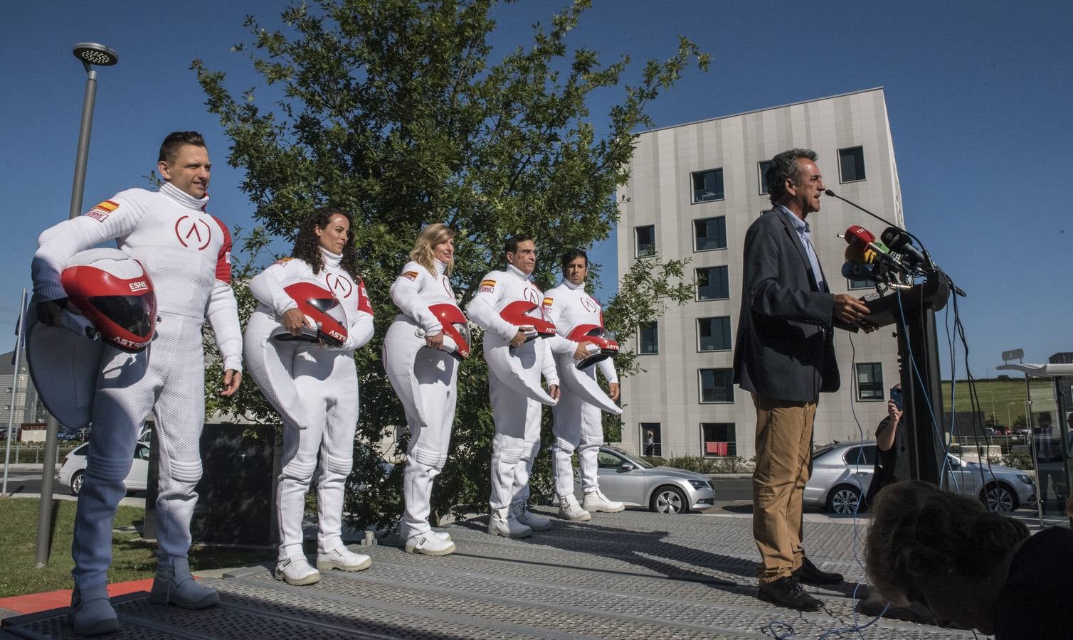 Comienza la primera misión en Astroland, la agencia española que realiza una experiencia espacial analógica desde una cueva de Cantabria | Cinco profesionales de diferentes nacionalidades forman parte de esta aventura y hasta el viernes vivirán en la cavidad