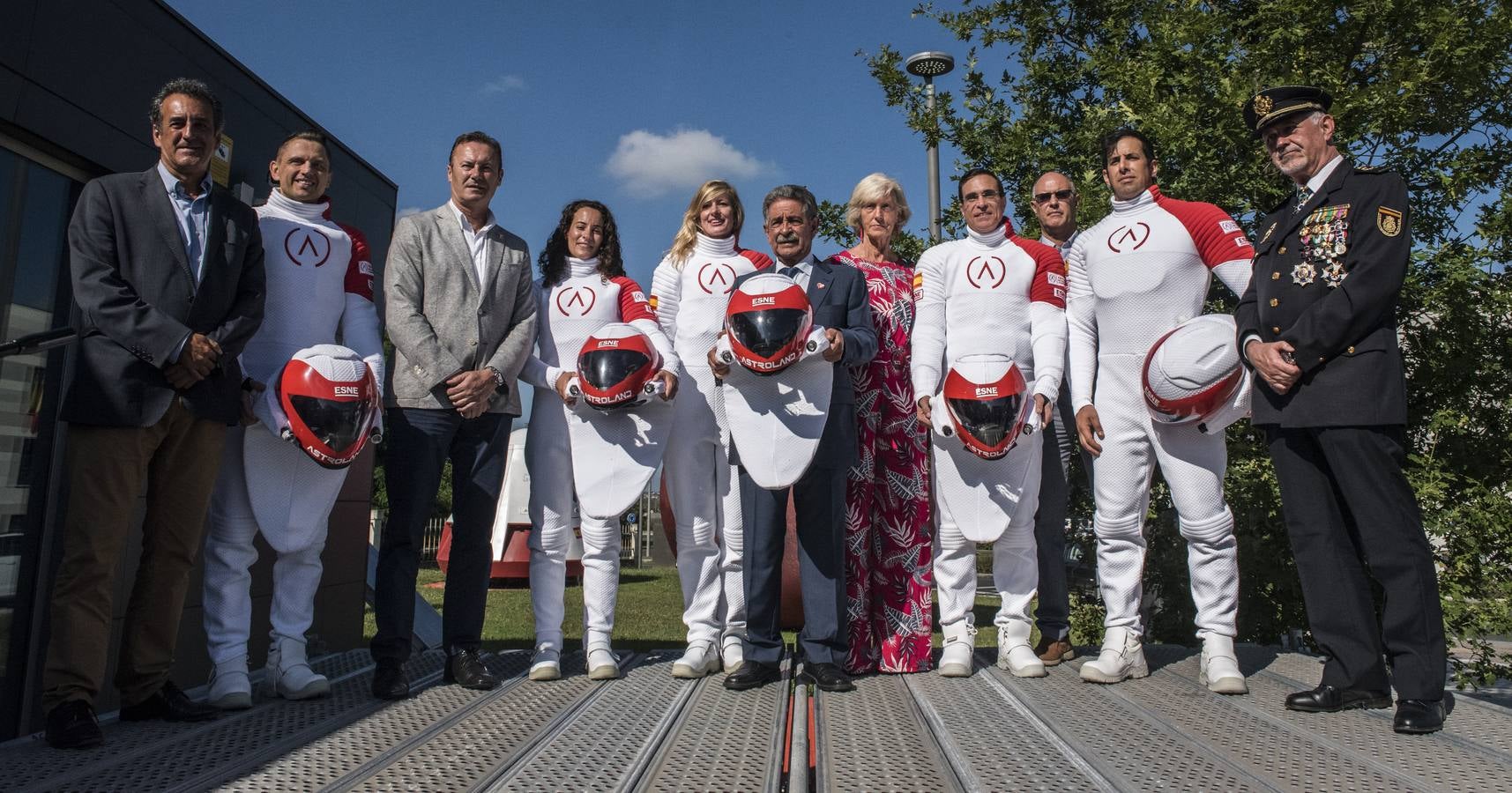 Comienza la primera misión en Astroland, la agencia española que realiza una experiencia espacial analógica desde una cueva de Cantabria | Cinco profesionales de diferentes nacionalidades forman parte de esta aventura y hasta el viernes vivirán en la cavidad