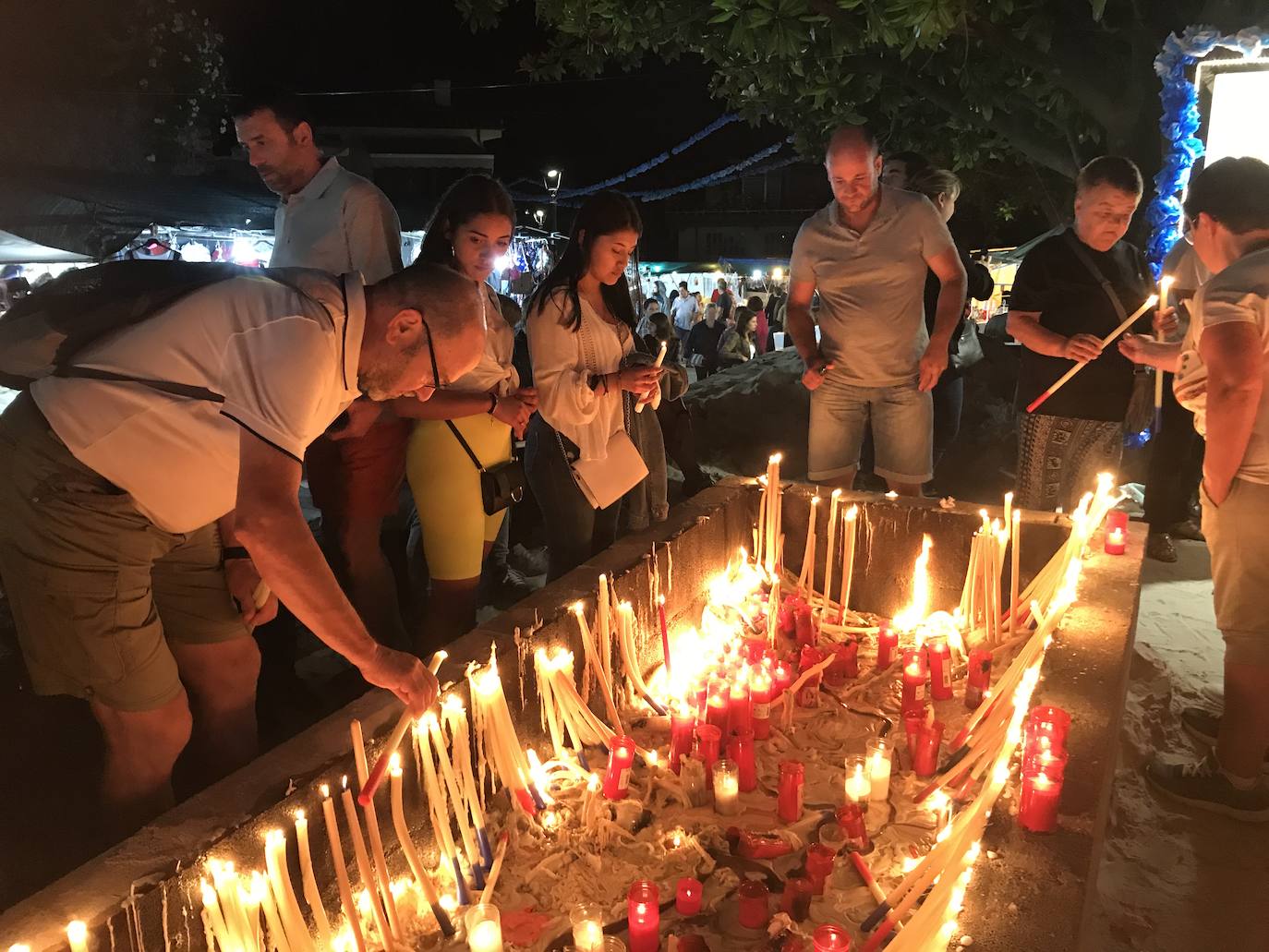 Cientos de peregrinos venidos de todos los puntos de la región se acercaron andando a la tradicional misa de las cinco de la mañana