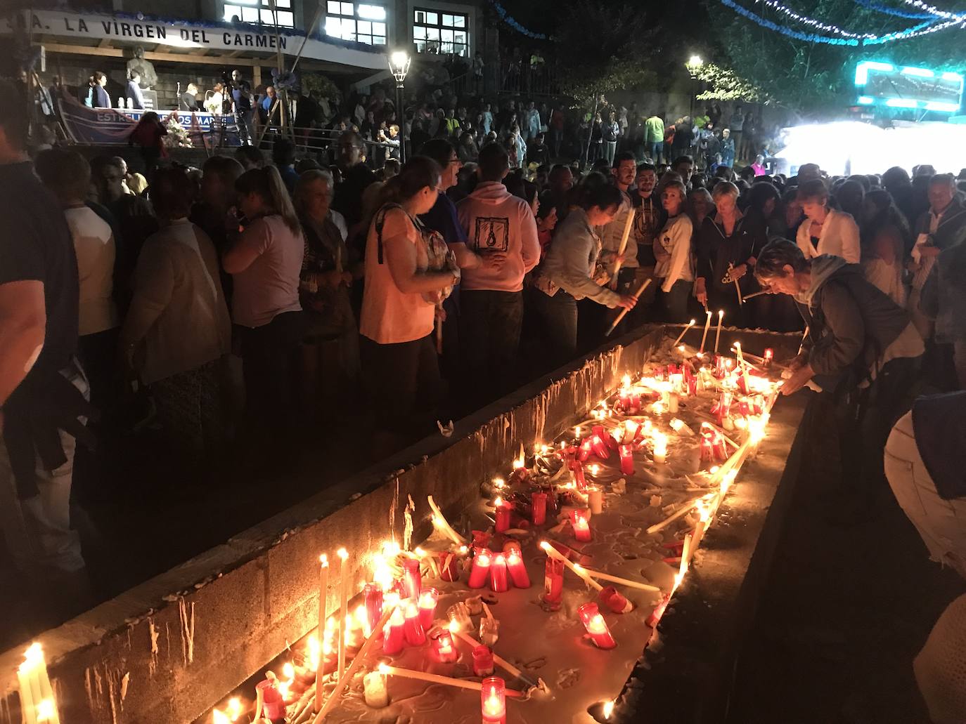 Cientos de peregrinos venidos de todos los puntos de la región se acercaron andando a la tradicional misa de las cinco de la mañana