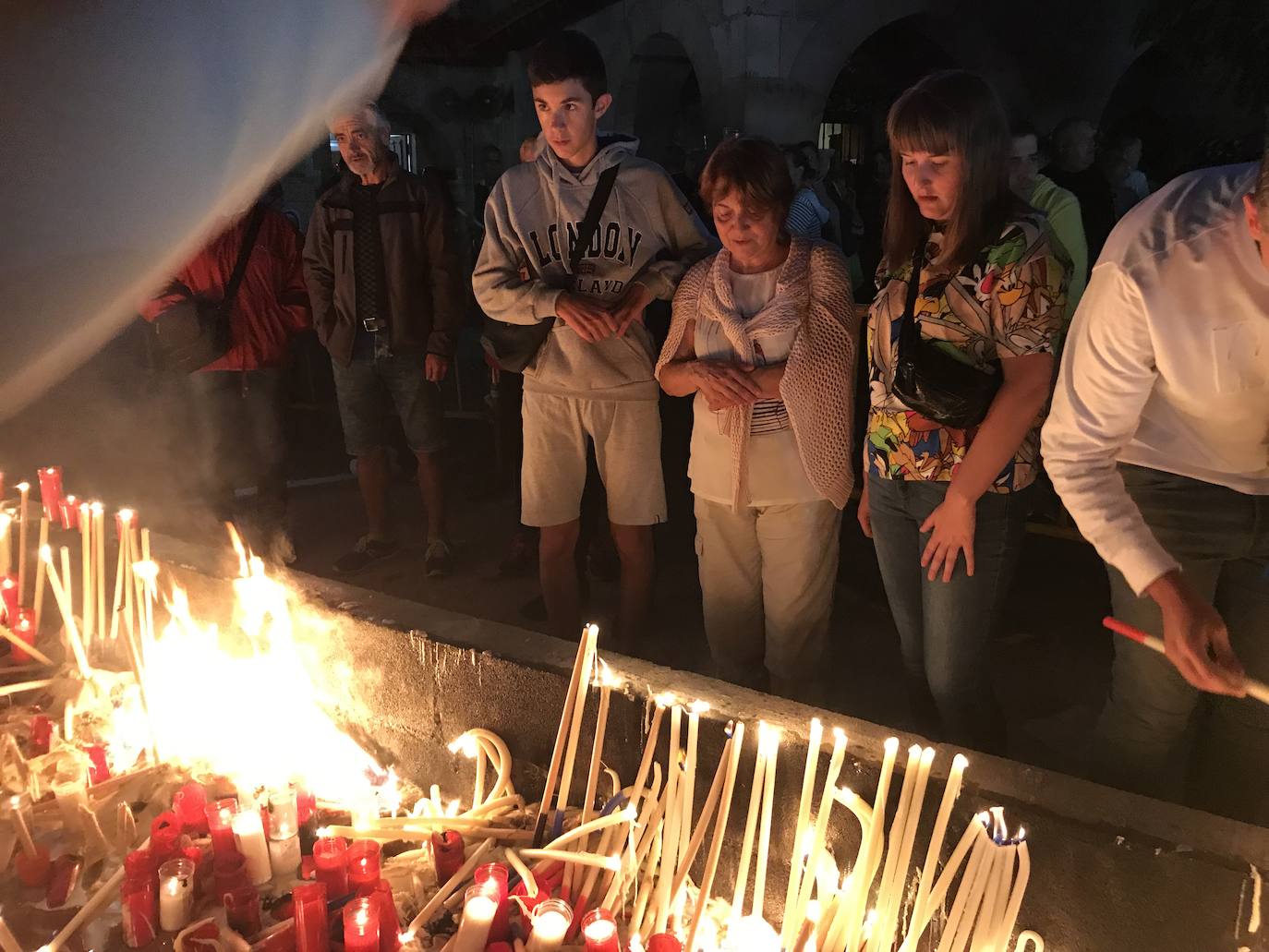 Cientos de peregrinos venidos de todos los puntos de la región se acercaron andando a la tradicional misa de las cinco de la mañana