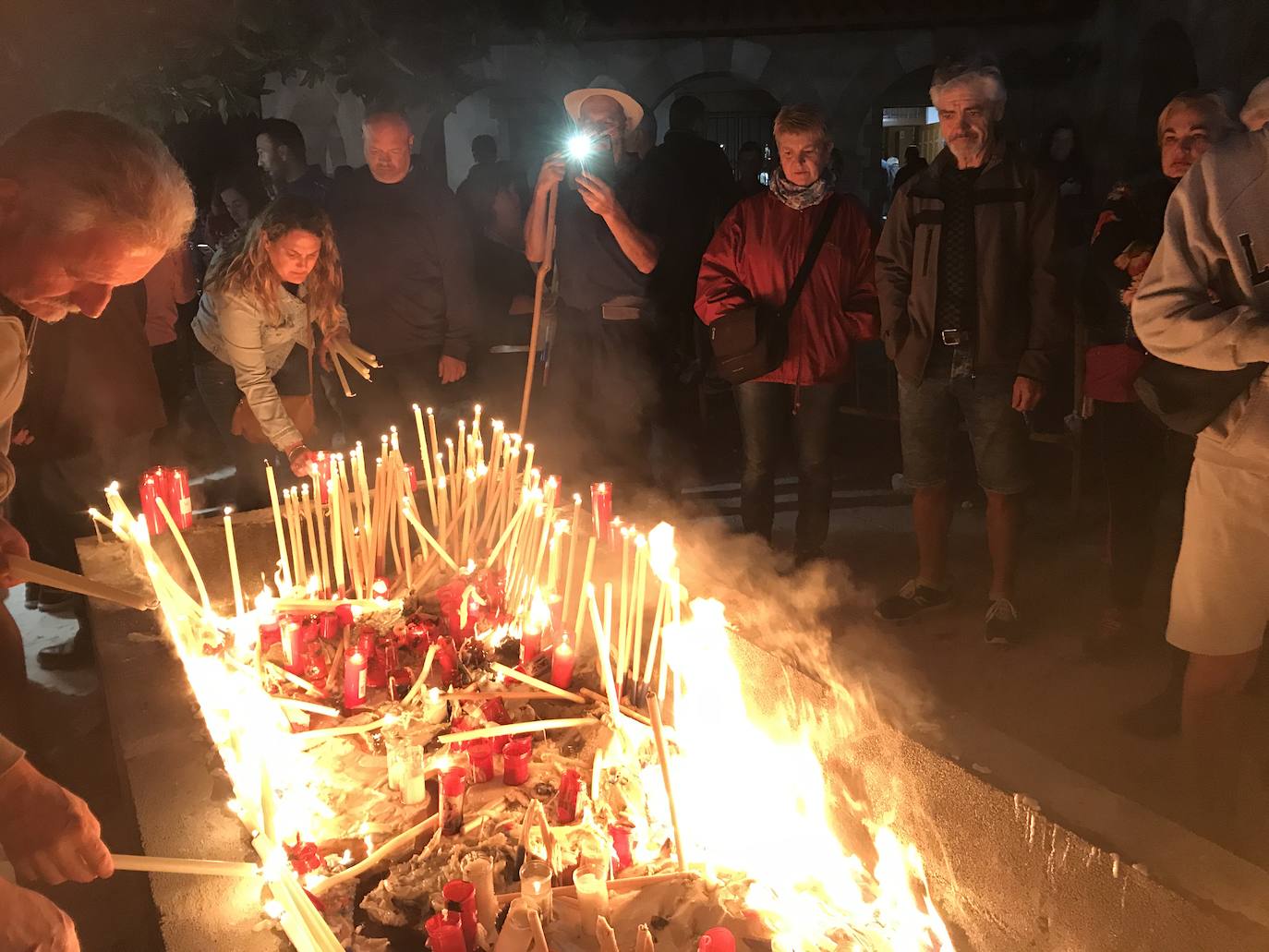 Cientos de peregrinos venidos de todos los puntos de la región se acercaron andando a la tradicional misa de las cinco de la mañana