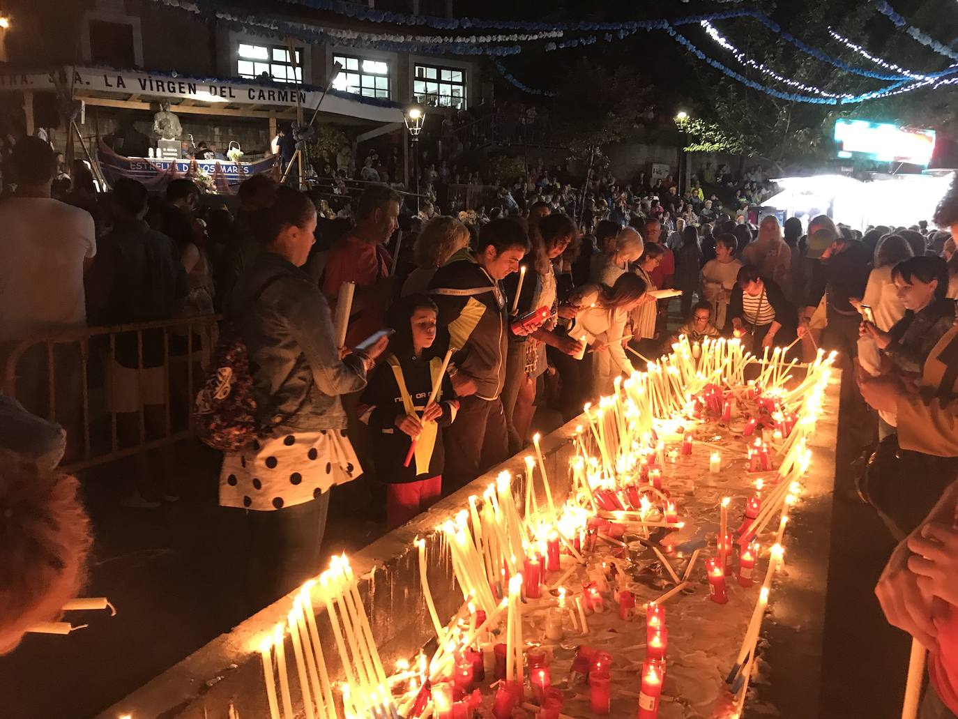 Cientos de peregrinos venidos de todos los puntos de la región se acercaron andando a la tradicional misa de las cinco de la mañana