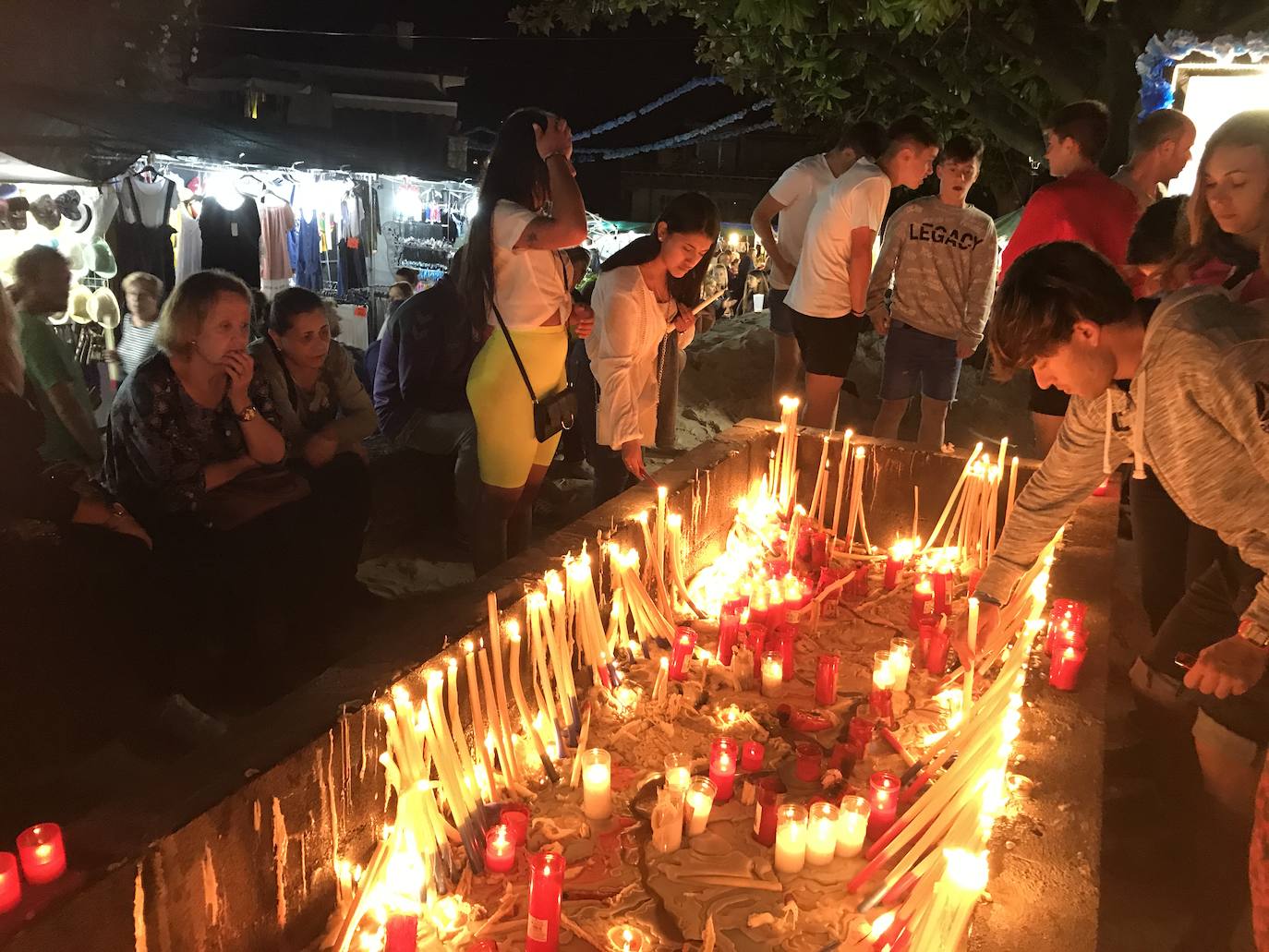 Cientos de peregrinos venidos de todos los puntos de la región se acercaron andando a la tradicional misa de las cinco de la mañana