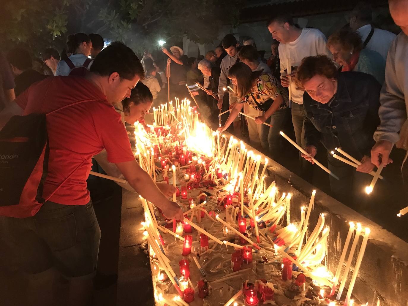 Cientos de peregrinos venidos de todos los puntos de la región se acercaron andando a la tradicional misa de las cinco de la mañana