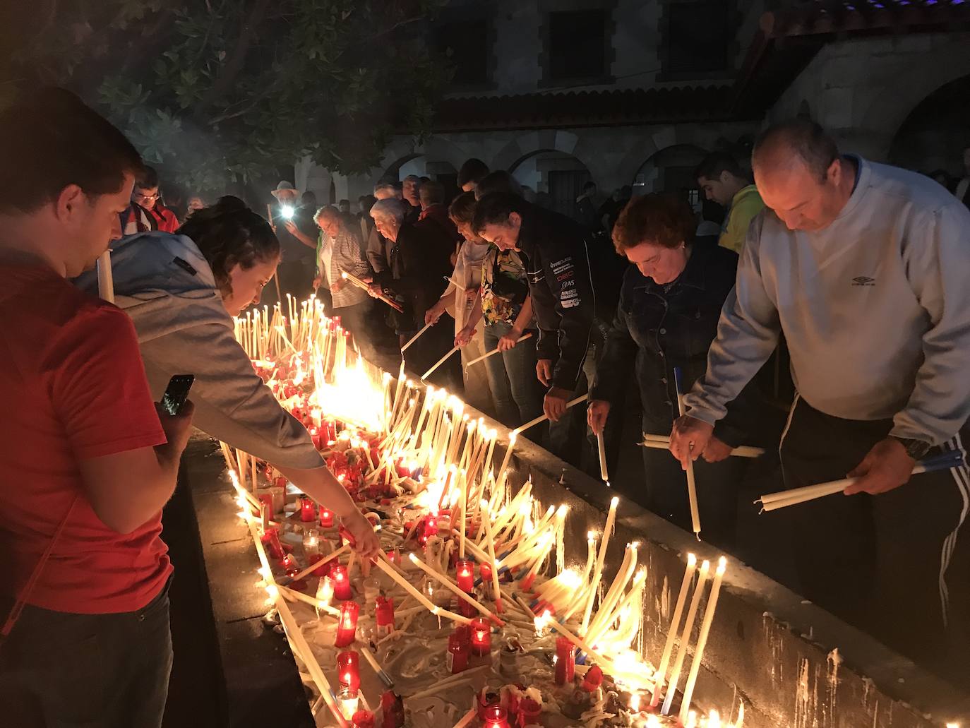 Cientos de peregrinos venidos de todos los puntos de la región se acercaron andando a la tradicional misa de las cinco de la mañana