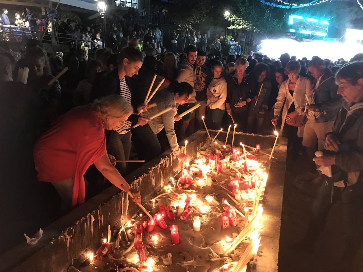 Cientos de peregrinos venidos de todos los puntos de la región se acercaron andando a la tradicional misa de las cinco de la mañana