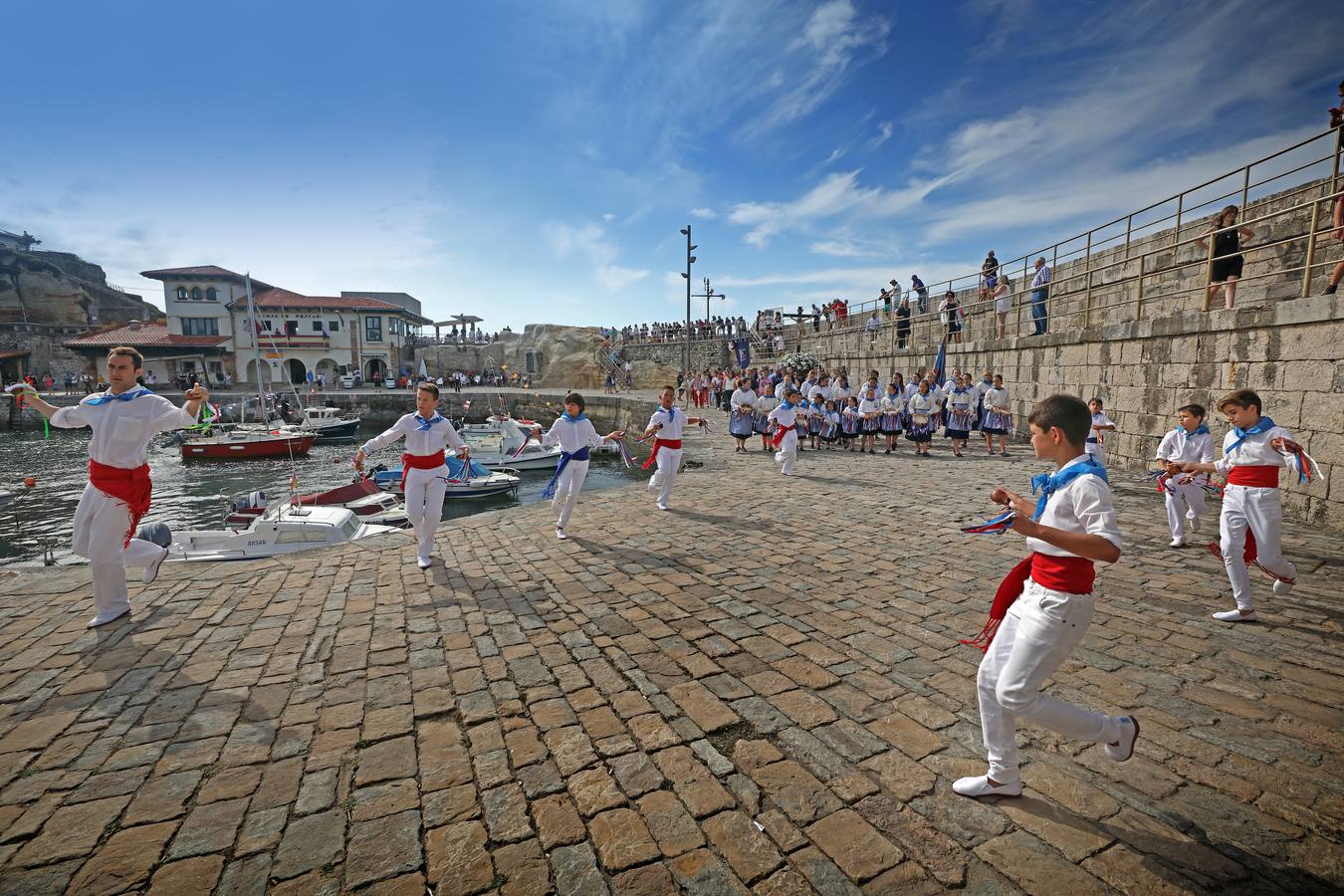 La procesión marítima se celebró en el puerto de la villa, con numeroso público y un cielo azul al que respetaron las nubes