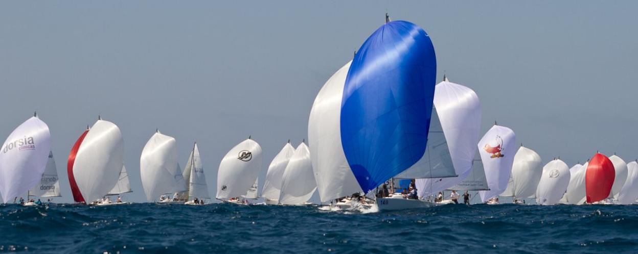 Los J80 que participan en este Mundial en Guecho, durante una de las regatas de ayer. 