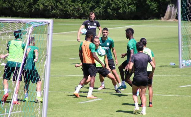 Un momento del entrenamiento de esta mañana en La Albericia. 