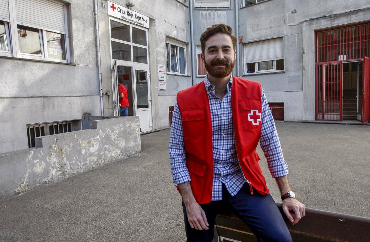 Ramón Martínez, en la sede de Cruz Roja de Torrelavega, donde ejerce de voluntario .