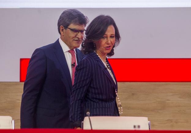 José Antonio Álvarez, consejero delegado, y Ana Botín, presidenta, en la Junta del Santander celebrada el pasado mes de abril. ::