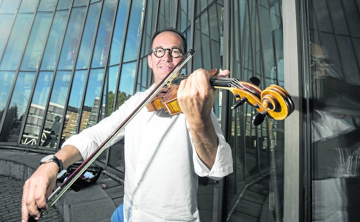 Miguel da Silva, con su viola Nicolas Bergonli, en el Conservatorio Jesús de Monasterio de Santander. 