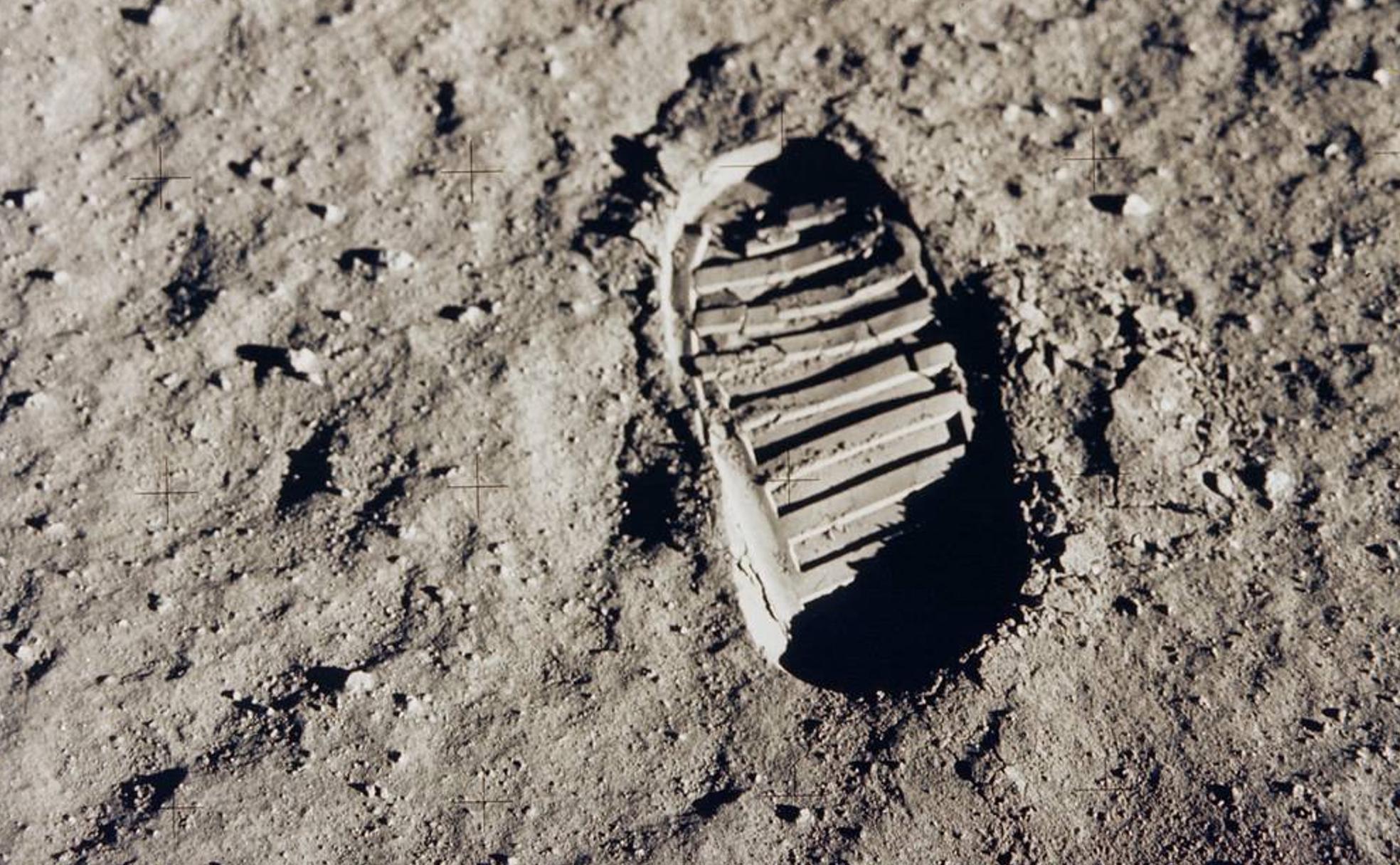 La icónica huella lunar de Neil Armstrong.