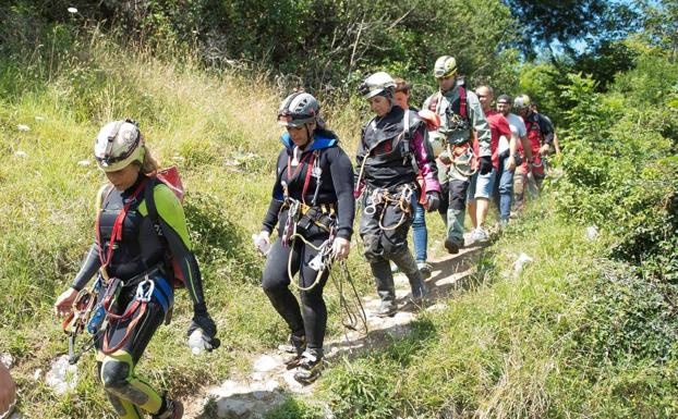 Las tres espeleólogas, el lunes, a su salida de la cueva por el acceso de Coventosa. ::