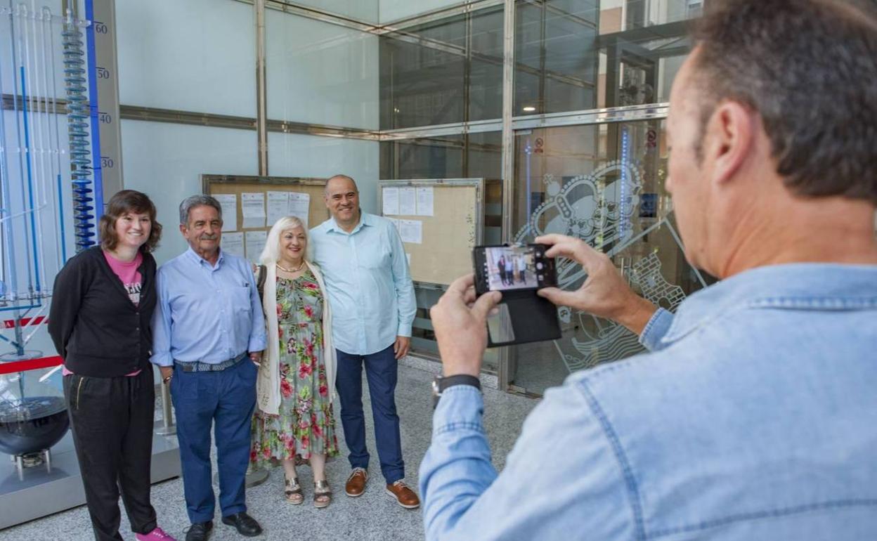 El Presidente, el año pasado, junto a algunas de las personas que acudieron a conocerle. 