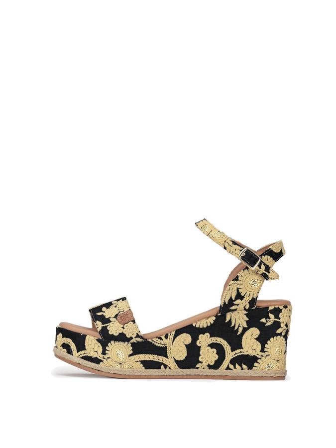 Sandalias de cuña con estampado barroco en negro y dorado de Popa (79,95 euros)