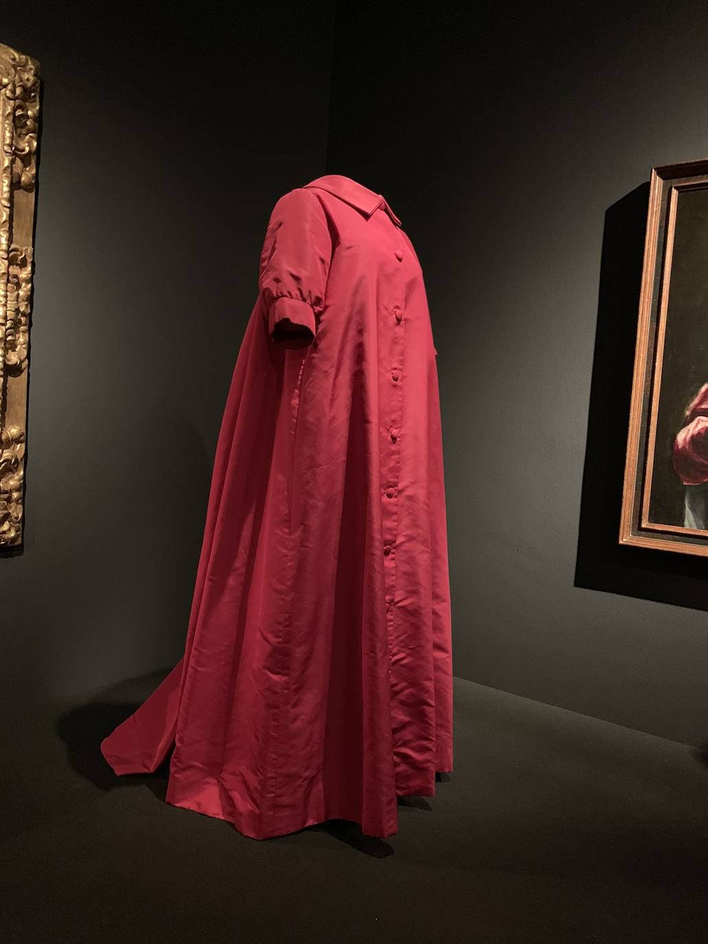 La visita a la muestra del Museo Thyssen en Madrid es sumergirse en un apasionante viaje de diseño e historia de la costura