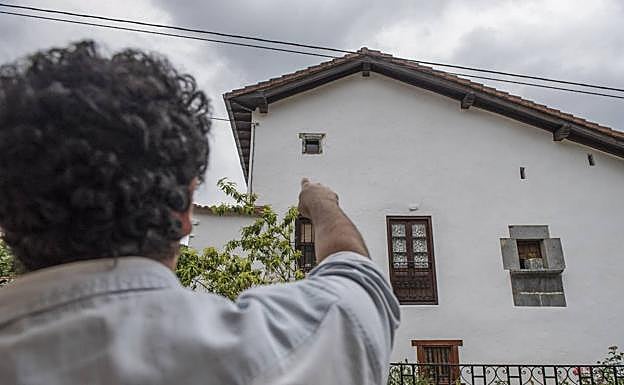 Los hermanos de Luciano, que frecuentan la casa en vacaciones, han arreglado la fachada donde impactaron las balas.