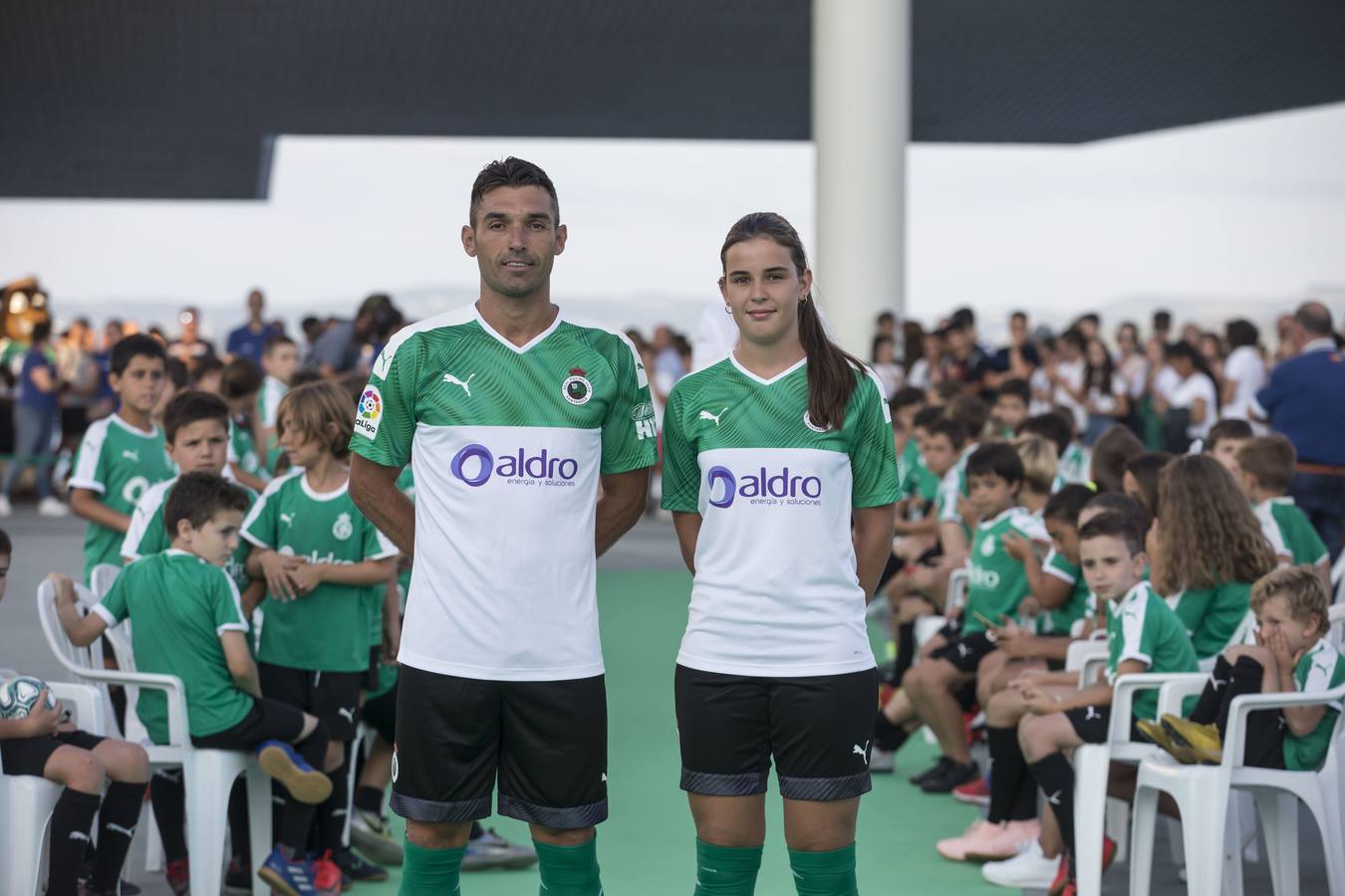 El conjunto cántabro presenta los uniformes que vestirá en el año de su regreso a Segunda División.