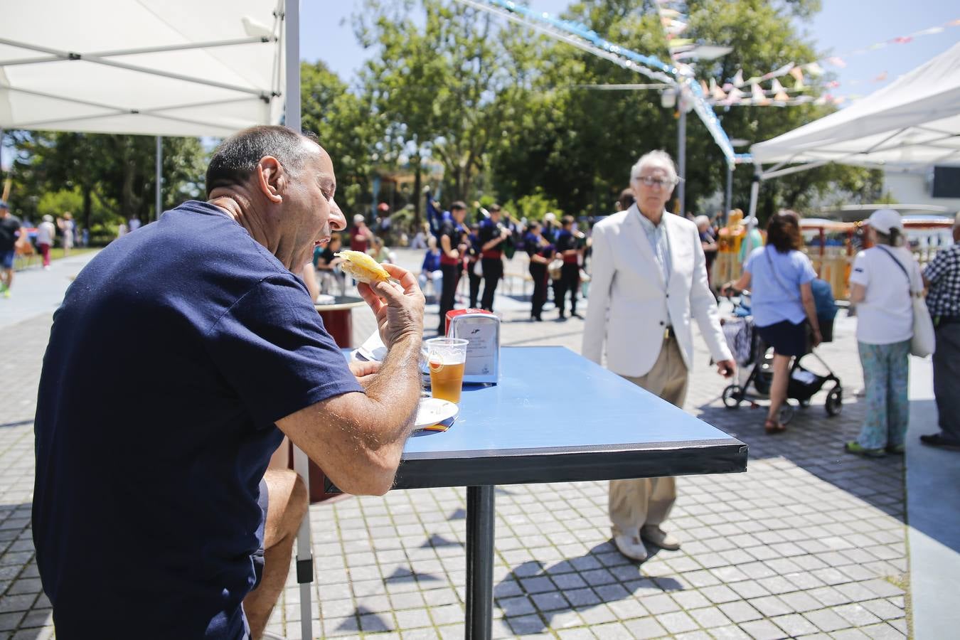 La alcaldesa de Santander, Gema Igual, inaugura las casetas de las fiestas de la capital cántabra.