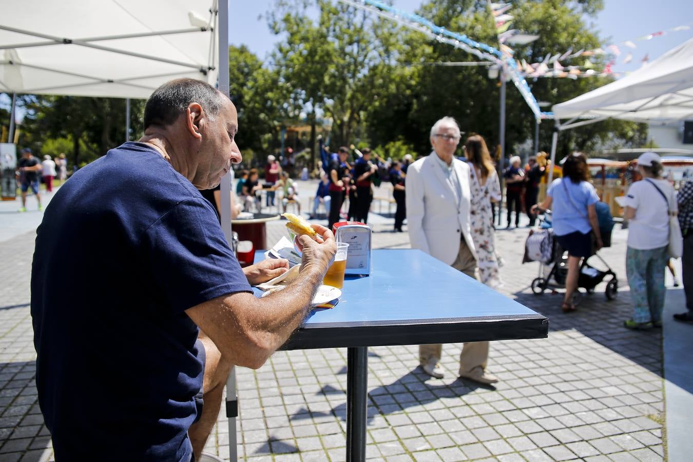 La alcaldesa de Santander, Gema Igual, inaugura las casetas de las fiestas de la capital cántabra.