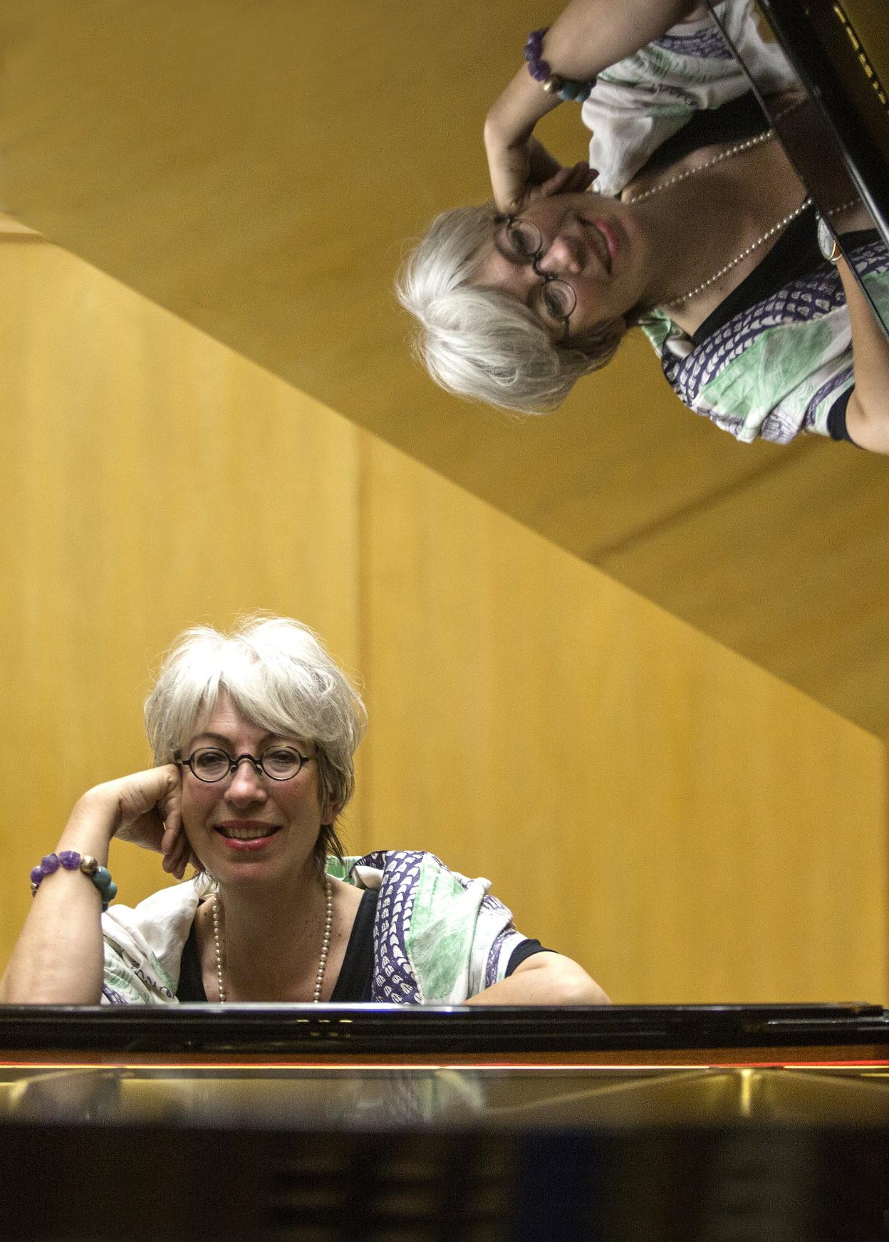 Iris Vermillion al finalizar una clase de canto en el Conservatorio Jesús de Monasterio.