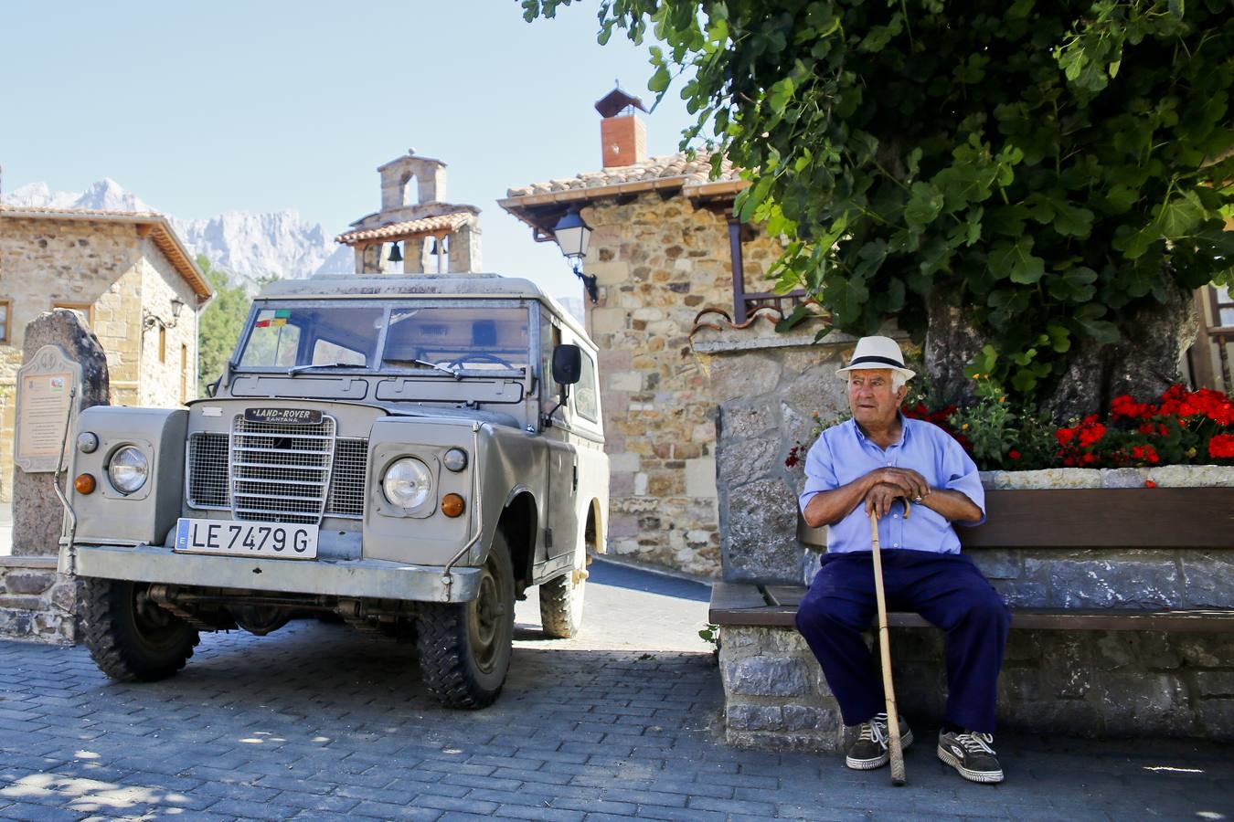 Marcelino se refugia del calor bajo la sombra de una higuera. Tiene 89 años.