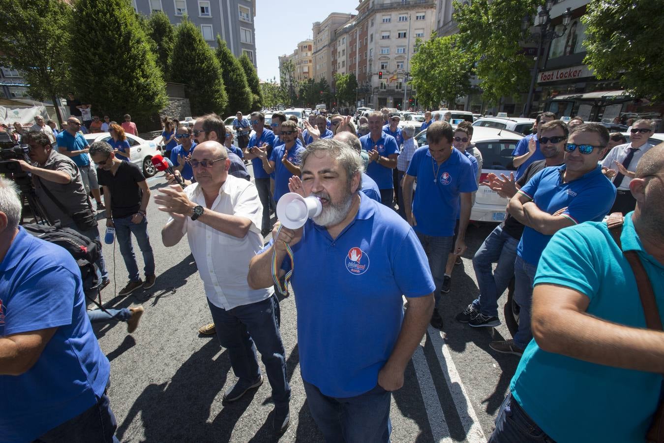 Efectivos de la Policía Local de Santander y los taxistas se han unido hoy para cortar la calle Jesús de Monasterio y paralizar el centro de la ciudad a mediodía para reclamar al Ayuntamiento que atienda sus reivindicaciones.